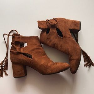 Brown suede bodies with fringe ties. Size 8.5